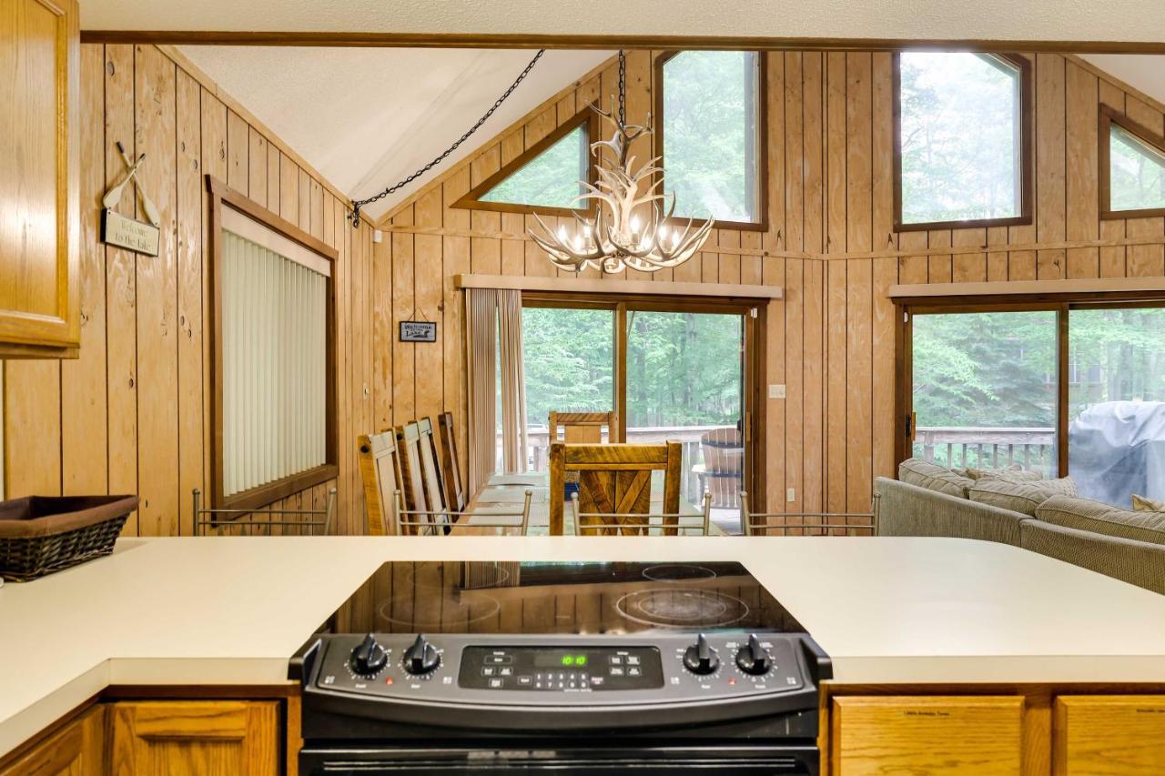 Poconos Cabin Rental - Walk To Lake Wallenpaupack! Lake Ariel Exterior photo