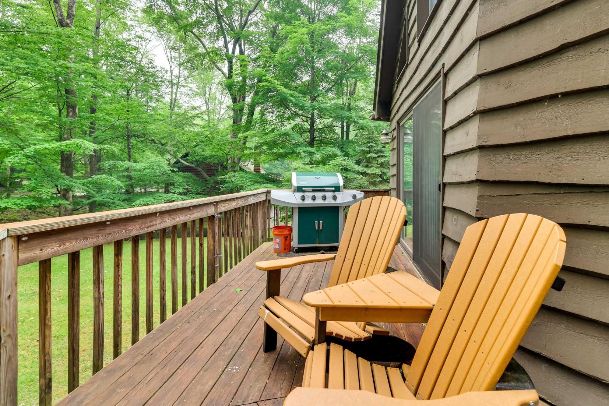 Poconos Cabin Rental - Walk To Lake Wallenpaupack! Lake Ariel Exterior photo