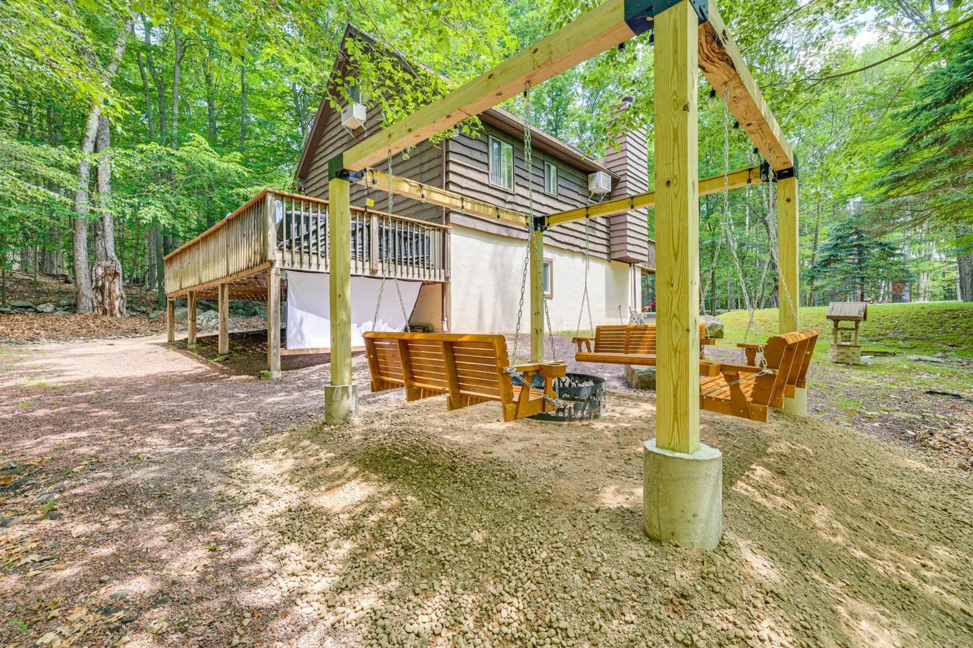 Poconos Cabin Rental - Walk To Lake Wallenpaupack! Lake Ariel Exterior photo