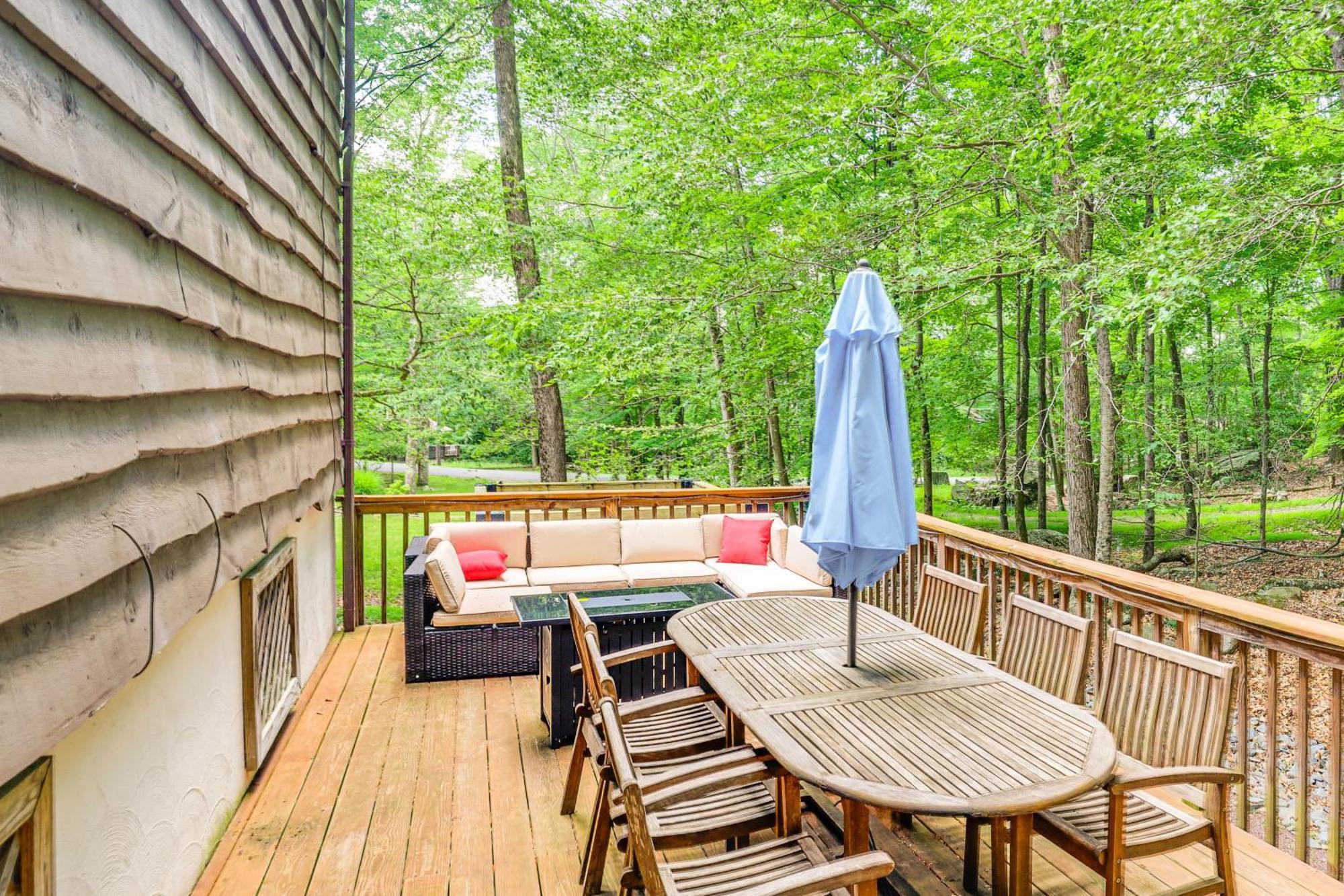 Poconos Cabin Rental - Walk To Lake Wallenpaupack! Lake Ariel Exterior photo