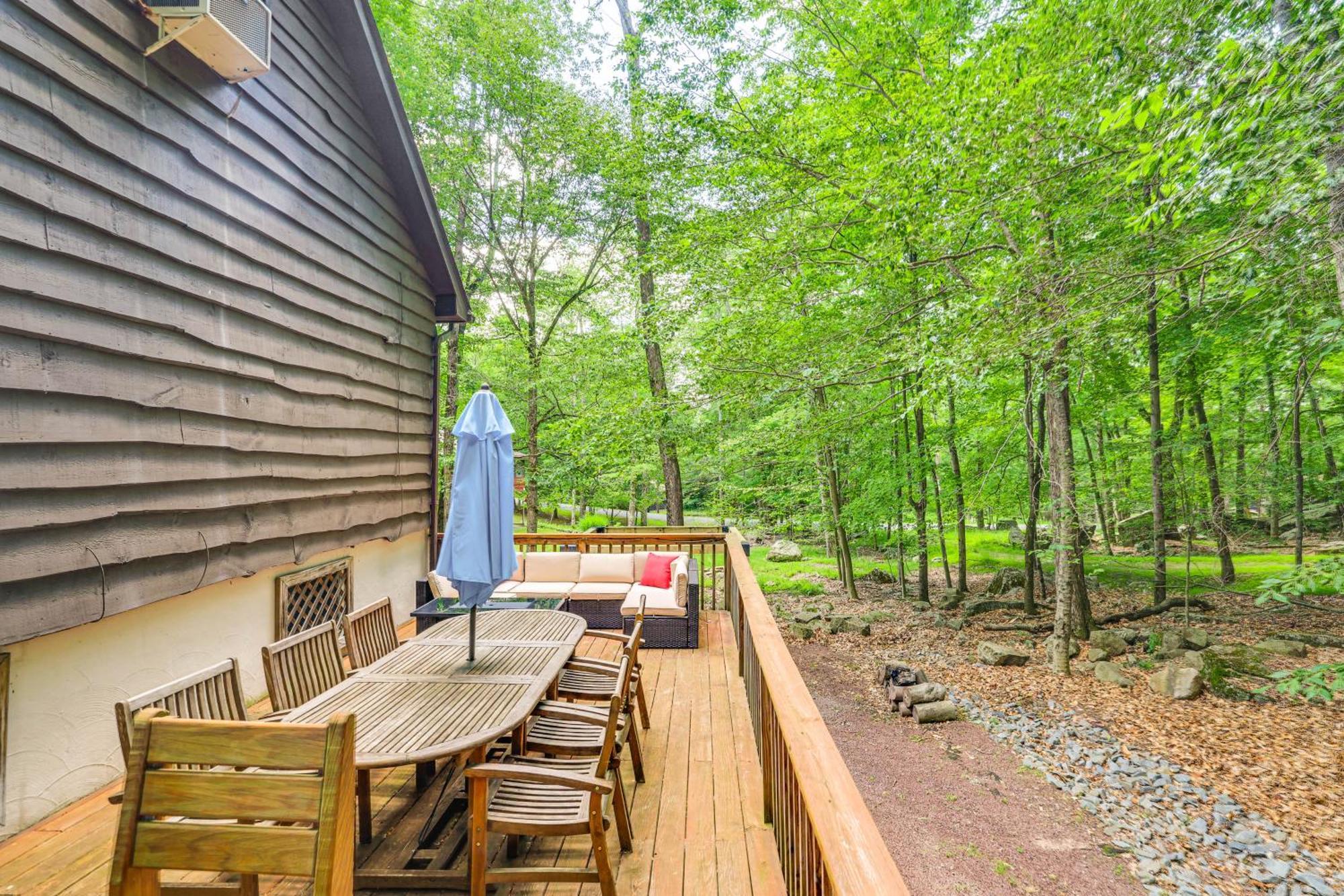 Poconos Cabin Rental - Walk To Lake Wallenpaupack! Lake Ariel Exterior photo