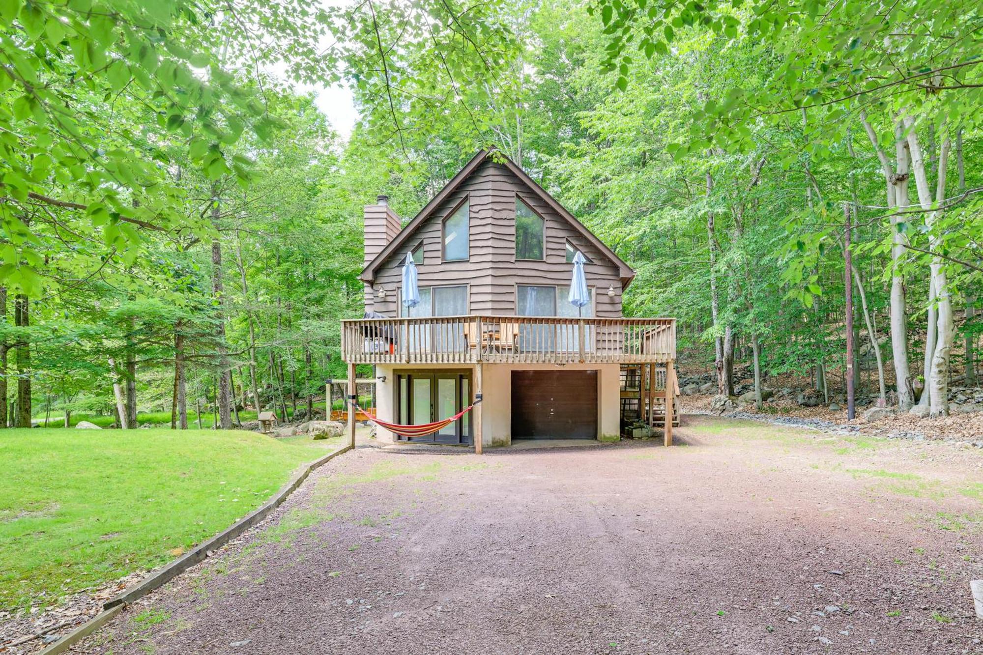 Poconos Cabin Rental - Walk To Lake Wallenpaupack! Lake Ariel Exterior photo