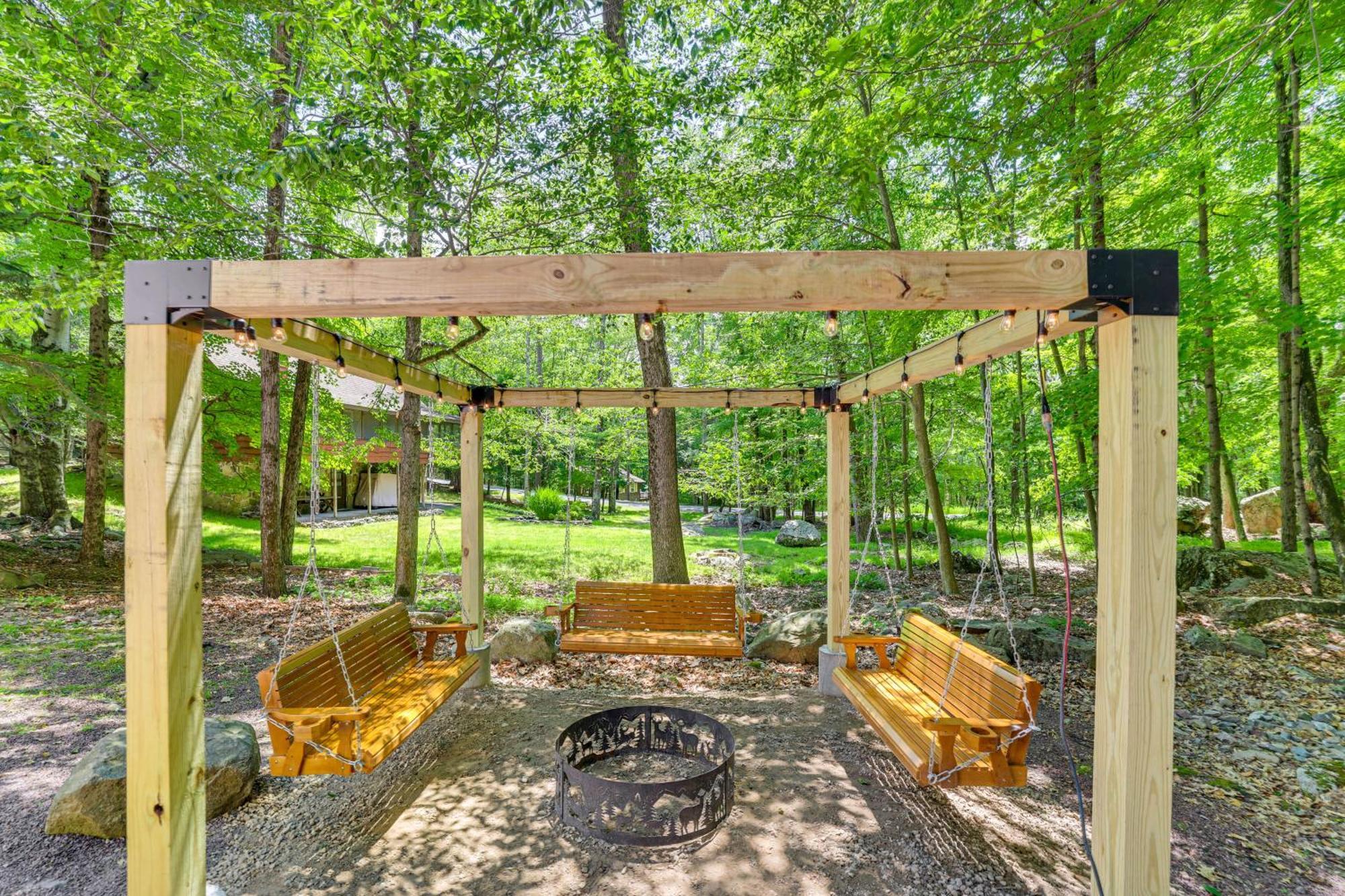 Poconos Cabin Rental - Walk To Lake Wallenpaupack! Lake Ariel Exterior photo